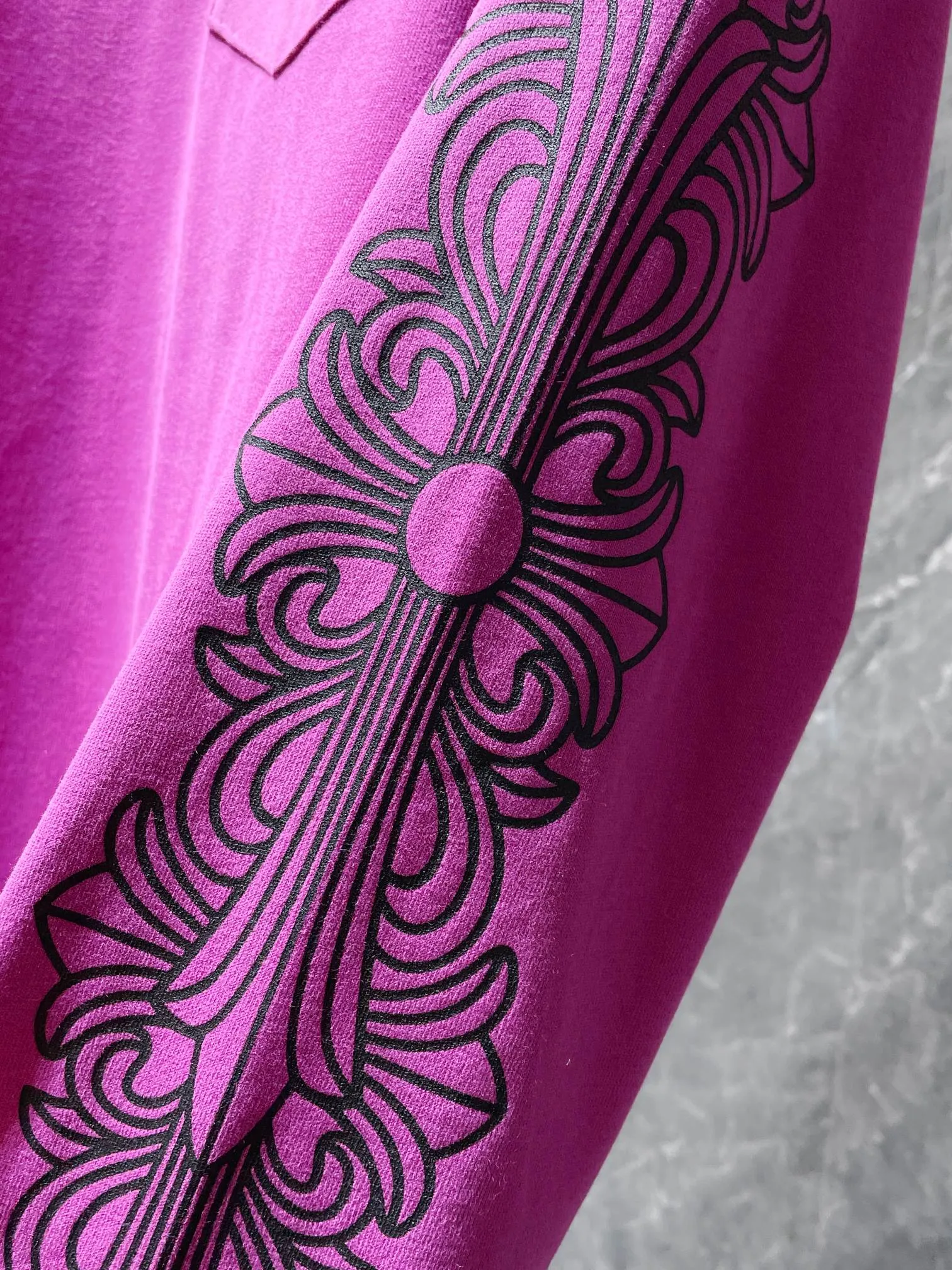 P160 Chrome Hearts 🍁Long T series🍁 High gram weight, environmentally friendly and high-quality top-quality fabric 260g Mattyboy graffiti spider web long sleeves Imported environmentally friendly glue printing and dyeing 1:1 replica version Recommended color: Customized graffiti purple Code numbers: S, M, L, XL